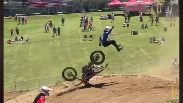 Motocross: Μια πτώση μα τι πτώση! Motocross: Μια πτώση μα τι πτώση!