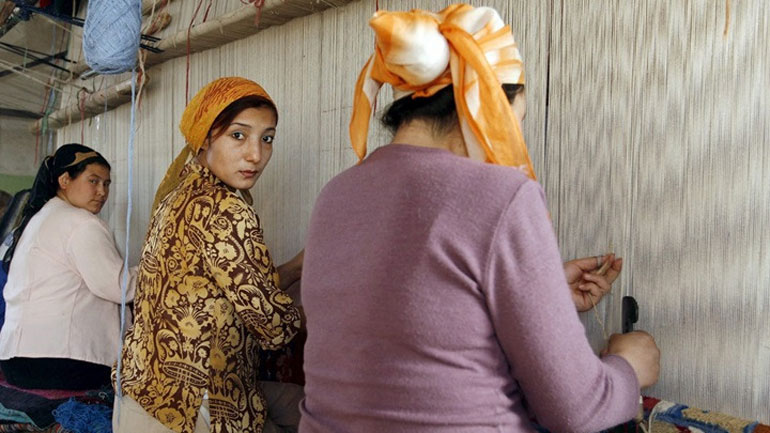 Η κινεζική «Μπάρμπι» δείχνει στον κόσμο την πολιτιστική κληρονομιά των Ουιγούρων του Σιντσιάνγκ Η κινεζική «Μπάρμπι» δείχνει στον κόσμο την πολιτιστική κληρονομιά των Ουιγούρων του Σιντσιάνγκ