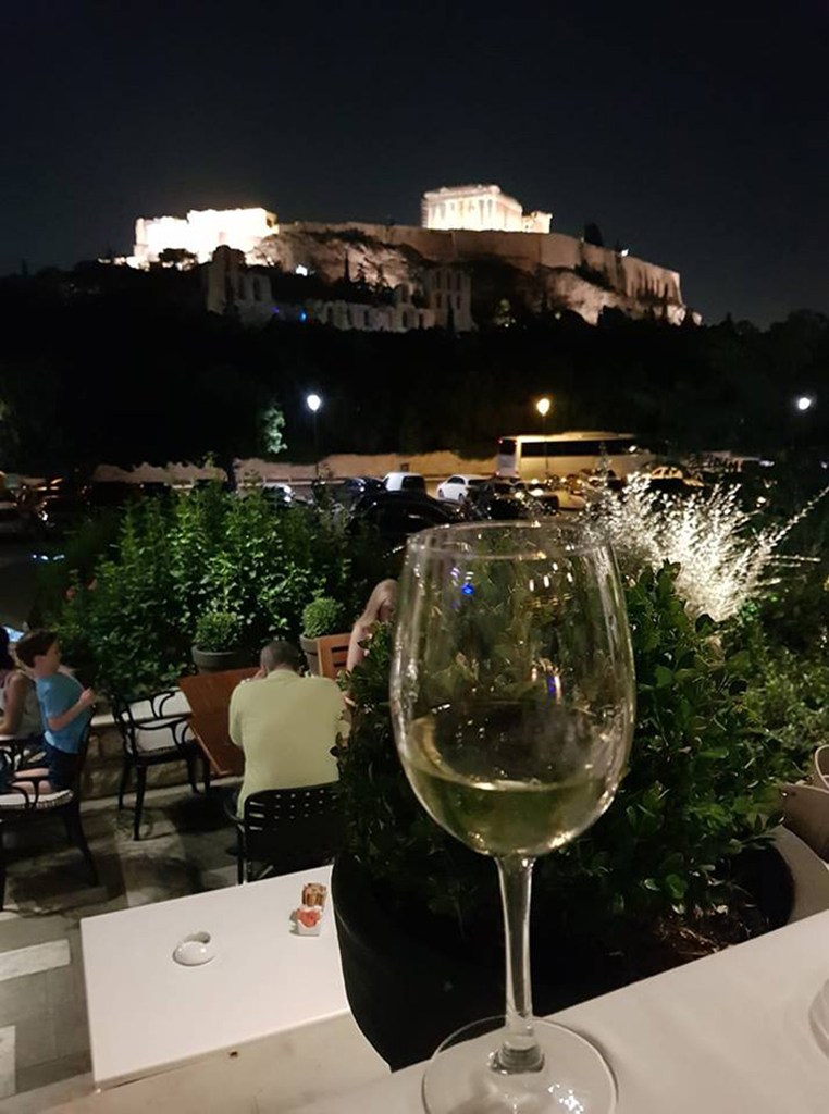 Είναι όμορφα να πίνεις το κρασάκι σου με φόντο την Ακρόπολη...