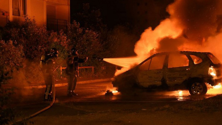 Άγνωστοι πυρπόλησαν τα ξημερώματα οχήματα στα Κάτω Πατήσια