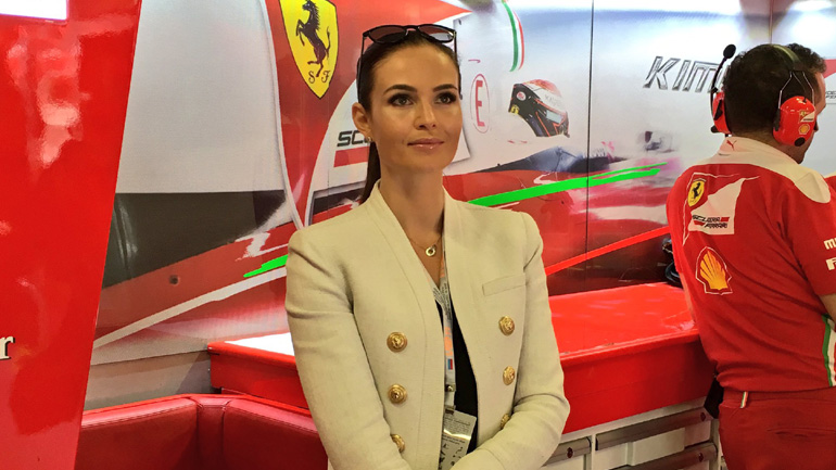 Η γυναίκα του Raikkonen προτρέπει τον Hamilton να κάνει μπαλέτο!