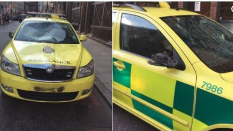 Αγγλία: Οπαδοί κατέστρεψαν ασθενοφόρο κατά τη διάρκεια πανηγυρισμών!