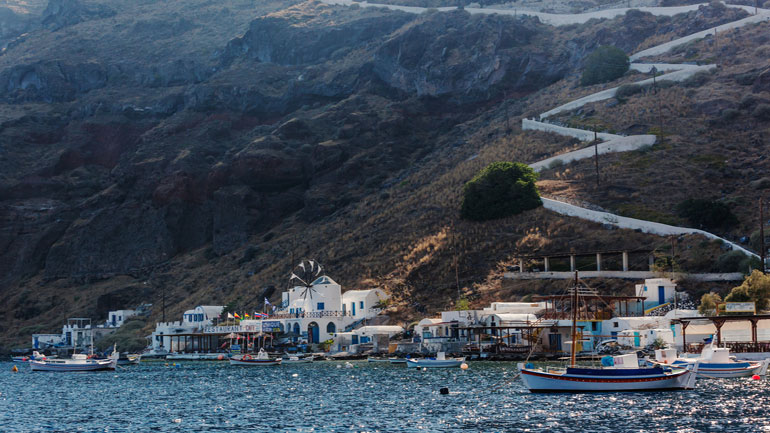 Θηρασιά, η «μικρή αδελφή» της Σαντορίνης: Διακοπές στο νησί της απόλυτης γαλήνης