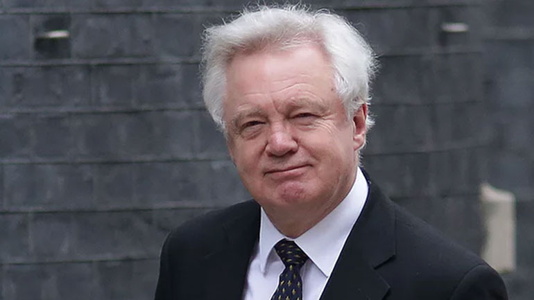 Βρετανία: Ο Ντέιβιντ Ντέιβις δηλώνει ότι δεν θα ενθαρρύνει κι άλλους να παραιτηθούν