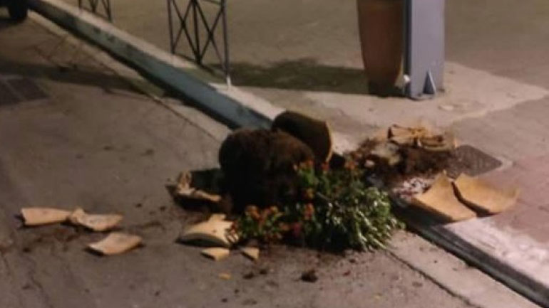 Οι κάμερες έπιασαν τον τουρίστα που… «τα ‘σπασε» στον Πλατανιά