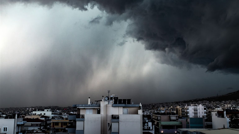 Δευτέρα: Καιρός άστατος με βροχές και καταιγίδες