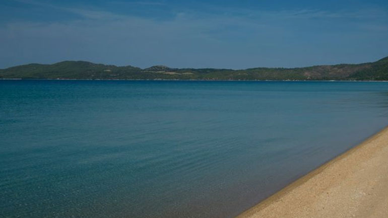 Χαλκιδική: Συνελήφθησαν 4 άτομα για παράνομη ελεύθερη κατασκήνωση στην παραλία Κομίτσας