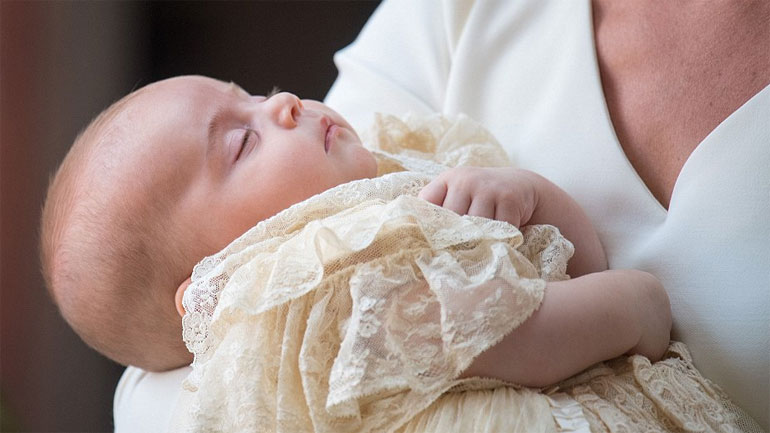 Οι πρώτες εικόνες από τη βάπτιση του πρίγκιπα Λούις