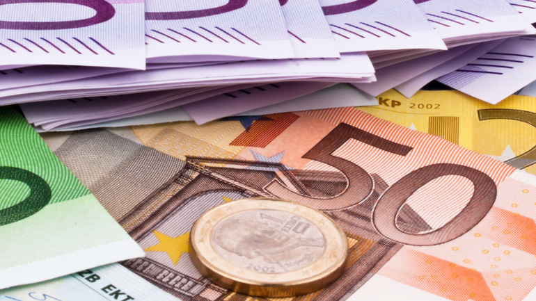 Ενισχύεται το ευρώ