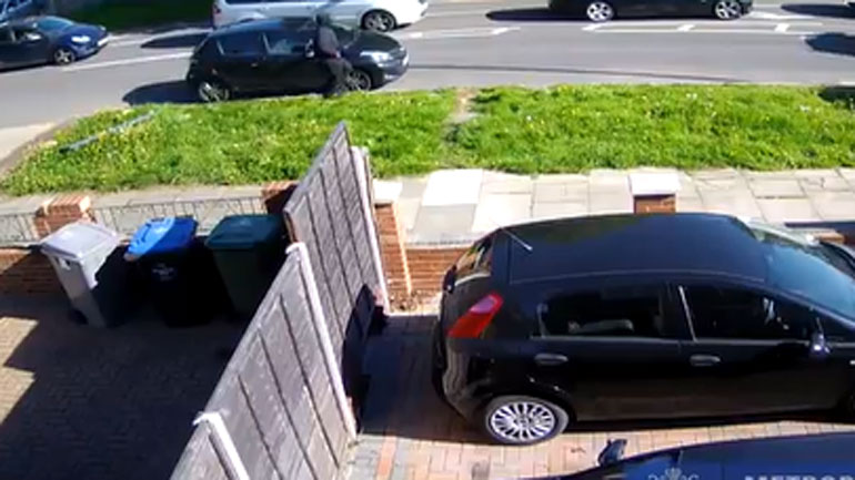 Λονδίνο: Αναζητείται ο άνδρας που πυροβόλησε γυναίκα στο αυτοκίνητό της – Στη δημοσιότητα βίντεο – ντοκουμέντο