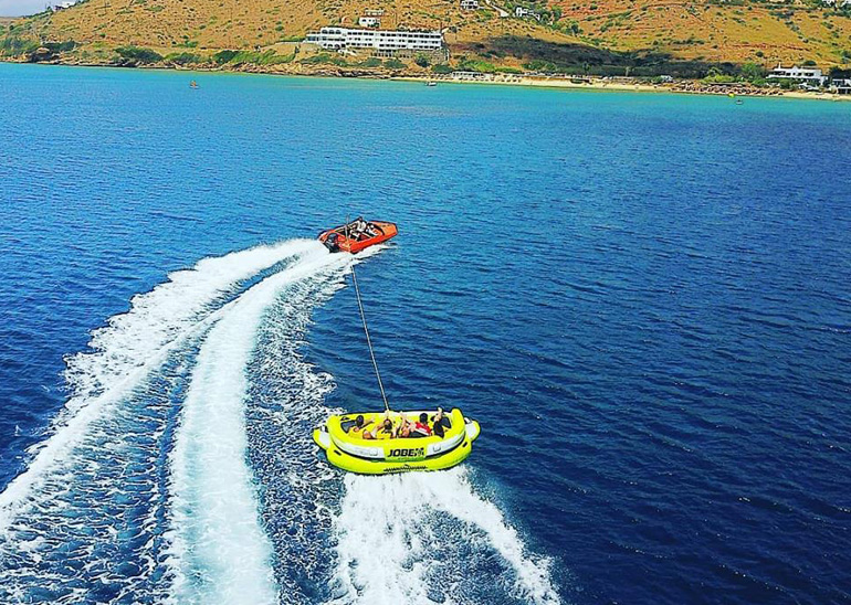 Ό,τι και να γίνει ο Έλληνας τις βουτιές και τα παιχνίδια με τη θάλασσα θα τα κάνει...