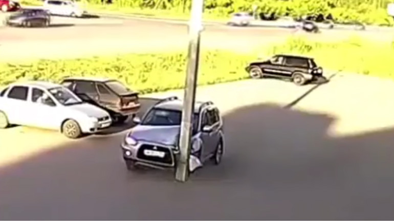 Μία κολόνα υπήρχε και έπεσε πάνω της!