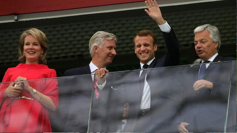 Ο Γάλλος πρόεδρος, Εμανουέλ Μακρόν βρίσκεται στα επίσημα του γηπέδου της Αγίας Πετρούπολης