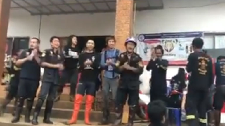 Ταϊλάνδη: Οι εθελοντές πανηγυρίζουν τη διάσωση των παιδιών… χορεύοντας