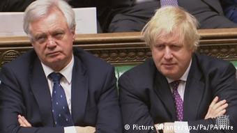 Οι παραιτηθέντες υπουργοί Ντέιβιντ Ντέιβις και Μπόρις Τζόνσον