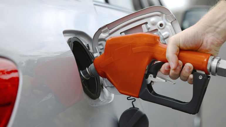 Αυξάνονται οι εμπορικές τιμές της βενζίνης και του πετρελαίου