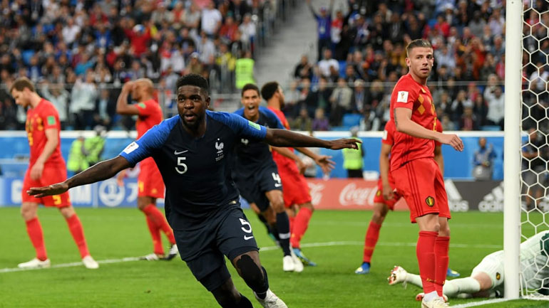 O Oυμτιτί μόλις έχει σκοράρει το γκολ που εν τέλει έκρινε την τύχη του πρώτου ημιτελικού