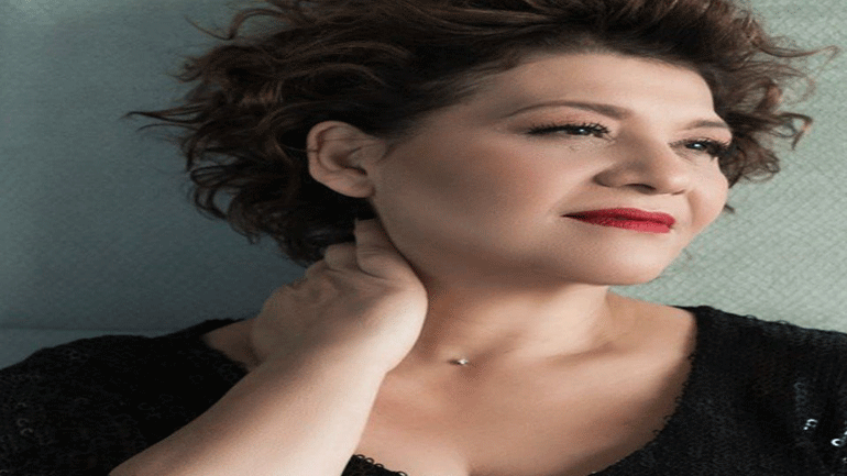 Η Γιώτα Νέγκα στην πλατεία Κύπρου στο Κερατσίνι Η Γιώτα Νέγκα στην πλατεία Κύπρου στο Κερατσίνι