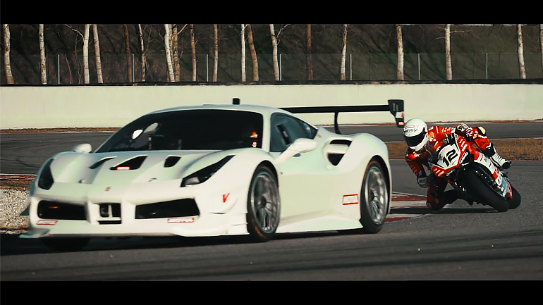 Ducati εναντίον Ferrari με φόντο την αιώνια κόντρα. Δύο ή τέσσερις τροχοί;