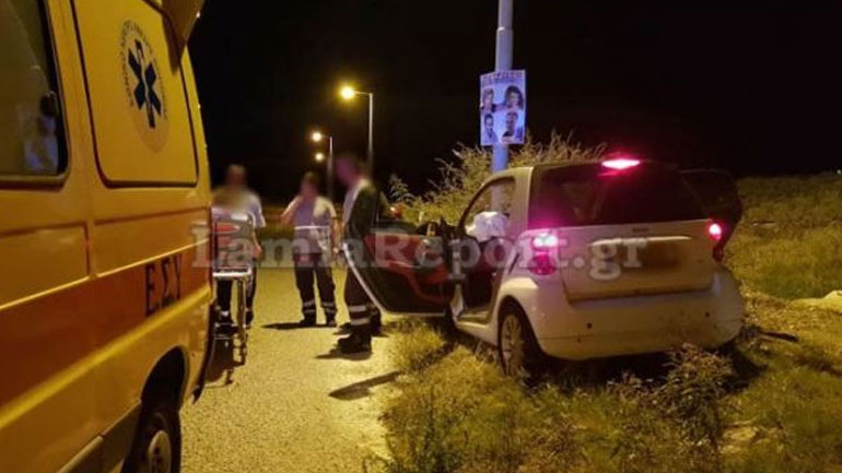 Λαμία: Αυτοκίνητο «καρφώθηκε» σε κολώνα φωτισμού