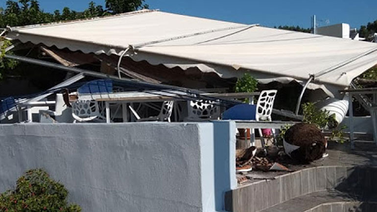 Βόρεια Εύβοια: Τρακτέρ διέλυσε ψητοπωλείο στην Αγία Άννα