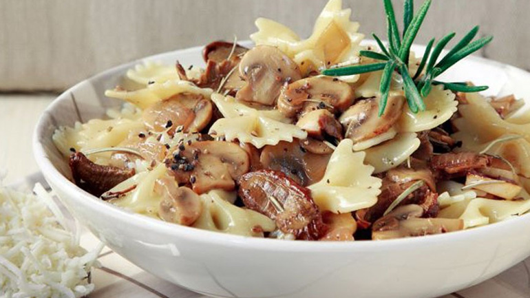 Φαρφάλες με ανθότυρο και μανιτάρια