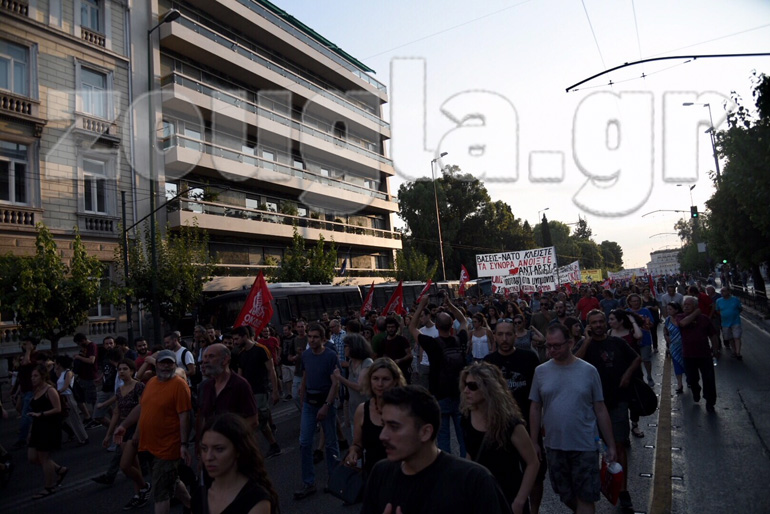 Οι διαδηλωτές περνούν μπροστά από τα γραφεία της ΕΕ