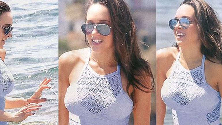 Καλομοίρα: Αρετουσάριστες φωτογραφίες με μαγιό από τις διακοπές της στην Ελλάδα!