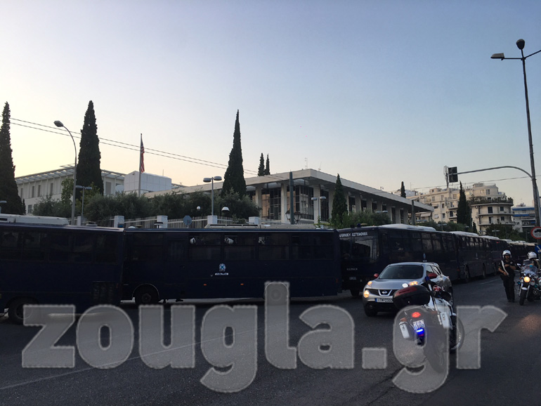 Κλούβες της αστυνομίας στην Αμερικάνικη πρεσβεία