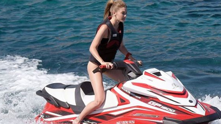 Η Gigi Hadid «δάμασε» τα κύματα της Μυκόνου!