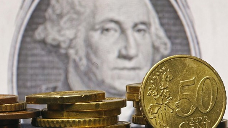 Οριακή πτώση σημειώνει το ευρώ έναντι του δολαρίου