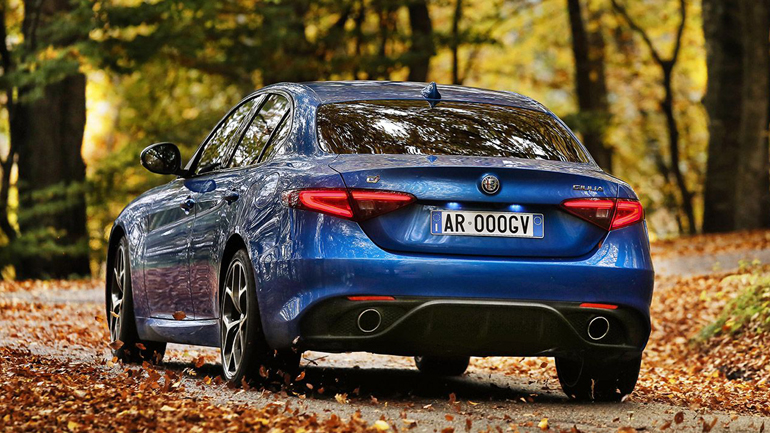 Στο πίσω μέρος ξεχωρίζει ο διαχύτης με τις διπλές απολήξεις της εξάτμισης 