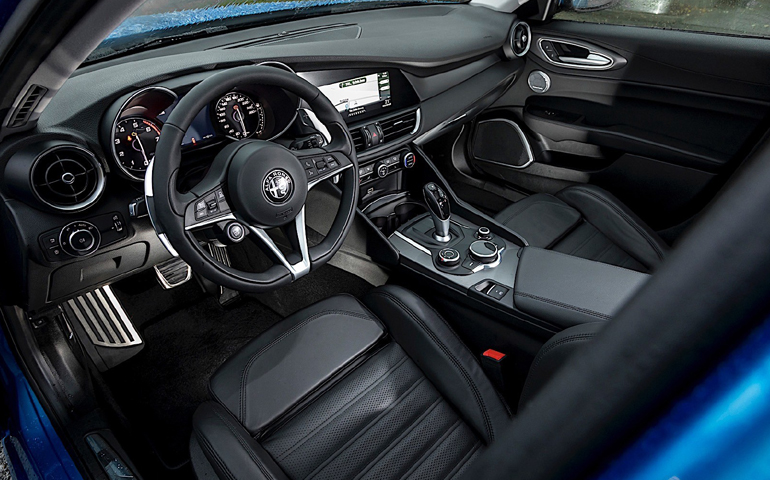 Σπορτίφ καθίσματα, αλουμινένια ένθετα και δερμάτινες επενδύσεις