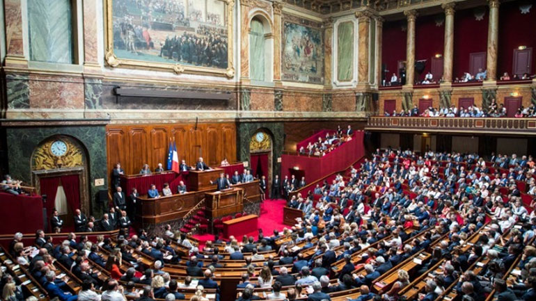 Η Γαλλική Εθνοσυνέλευση αποφάσισε ομόφωνα να διαγράψει τη λέξη «φυλή» από το Σύνταγμα