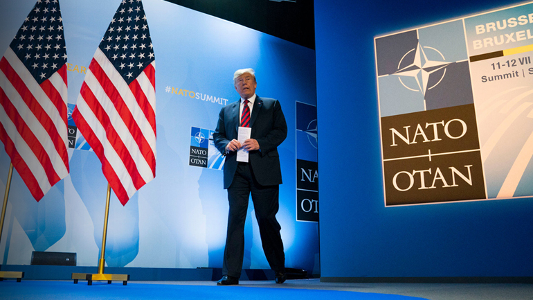 Τραμπ: Μία στο καρφί και μία στο πέταλο