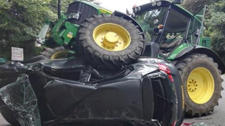 Αρχαία Ολυμπία:  Mαινόμενος άνδρας πάταγε αυτοκίνητα με το τρακτέρ του