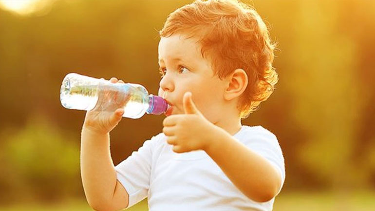 Πώς να προστατεύσετε τα παιδιά σας από την αφυδάτωση