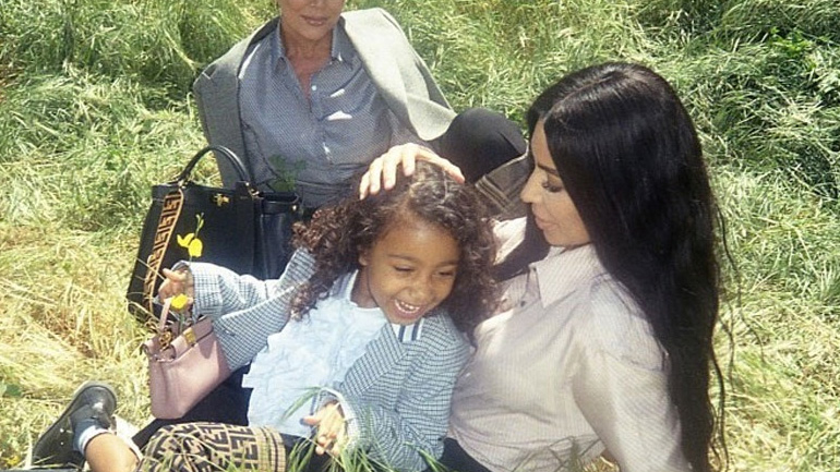 Η μικρή North ποζάρει με τη μαμά της και τη γιαγιά της για τον οίκο Fendi