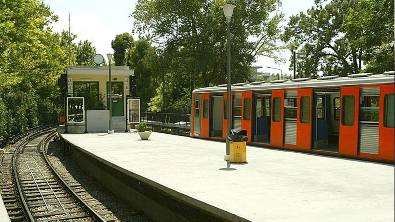 Αστυνομικοί βγάζουν επιβάτη από βαγόνι του ΗΣΑΠ γιατί είχε σκυλί χωρίς φίμωτρο