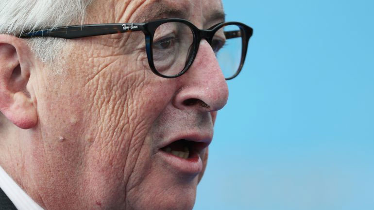 Euractiv: Ο Γιούνκερ παρουσίασε προβλήματα υγείας στη Σύνοδο του ΝΑΤΟ