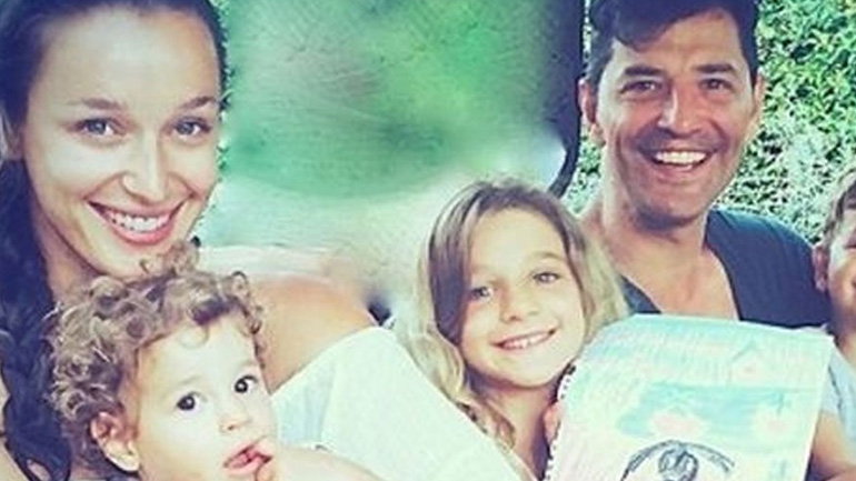 Κάτια Ζυγούλη: Η τρυφερή φωτογραφία με τον Σάκη και την Αναστασία στο ηλιοβασίλεμα της Ίου!