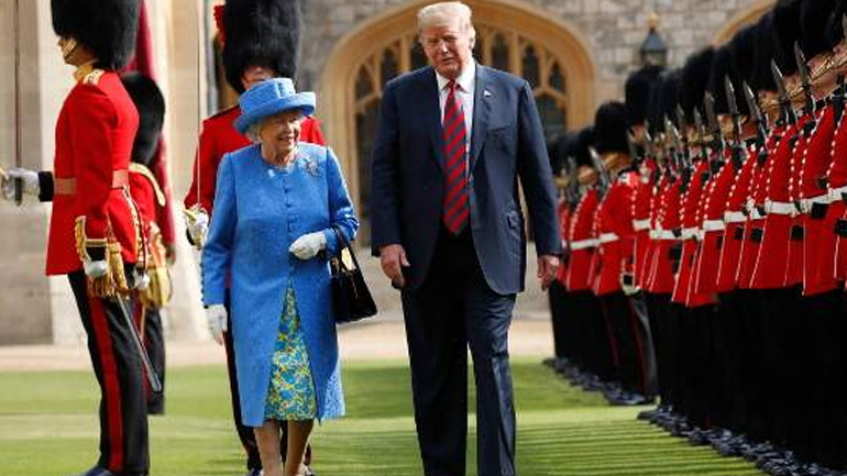 Έξαλλοι οι Βρετανοί με τη βασίλισσα Ελισάβετ: Δεν έπρεπε να δεχθεί τον Τραμπ