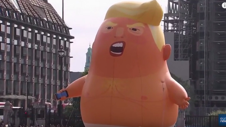 Ένα αερόστατο με τον Τραμπ ως… μωρό που κλαίει ύψωσαν οι πολέμιοί του