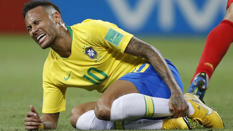 Φαν Μπάστεν: «Ο Νεϊμάρ κάνει τον κόσμο να γελάει»