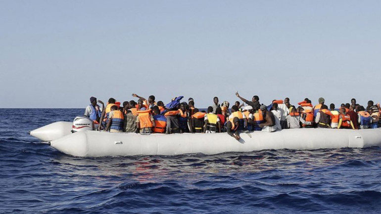 Ιταλία: Πλοιάριο με 450 μετανάστες σε αναζήτηση ασφαλούς λιμένα στην κεντρική Μεσόγειο