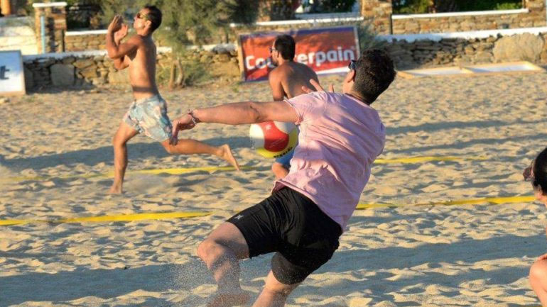 Στην Ίο ο Σάκης Ρουβάς, μπλοκάρει, πασάρει και καρφώνει στο Beach Volley