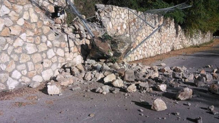 Τρίκαλα: Τοιχίο καταπλάκωσε και σκότωσε 80χρονη