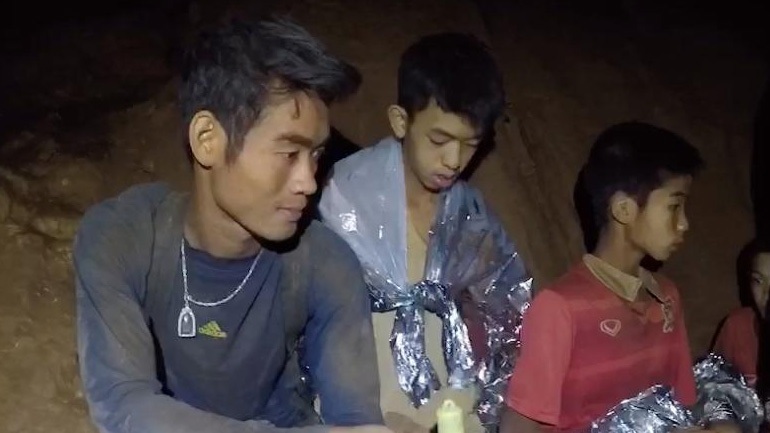 Ταϊλάνδη: Οι μικροί ποδοσφαιριστές των «Αγριόχοιρων» θρηνούν τον εθελοντή δύτη που πέθανε