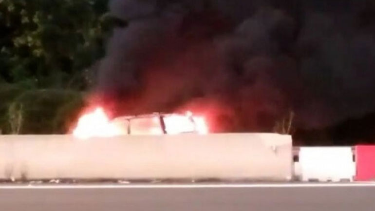 Στις φλόγες αυτοκίνητο στα διόδια Προμαχώνα