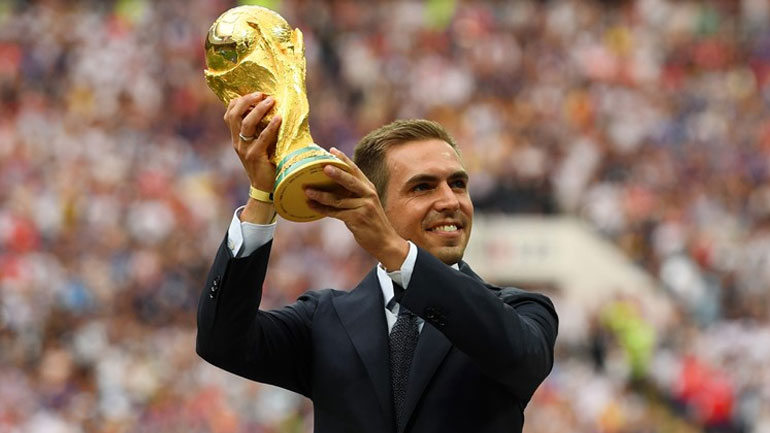 Ο Λαμ κρατάει το βαρύτιμο τρόπαιο του Μουντιάλ